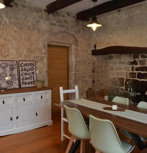 Dans Maison Quercynoise