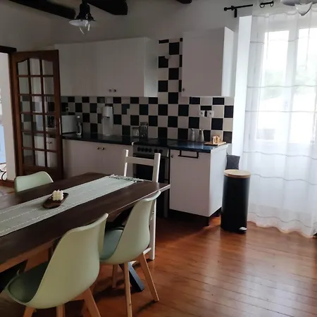 Dans Maison Quercynoise بيت للعطل *